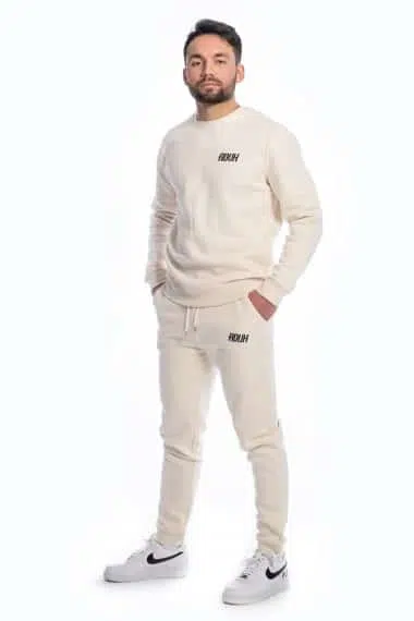 Man in joger suit in het wit aan de voorkant